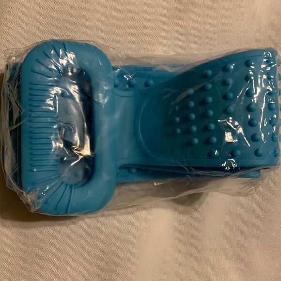 Exfoliating silicone blue back scrubber for shower with hook to hang in shower - Picture 2 of 5